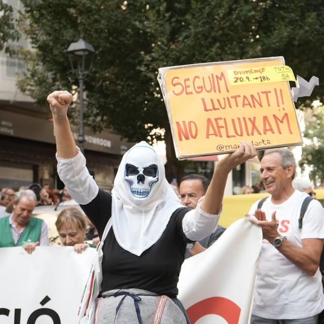 Milers de persones recorren Palma contra l'ampliació de l'aeroport i reclamen frenar el creixement del nombre de vols