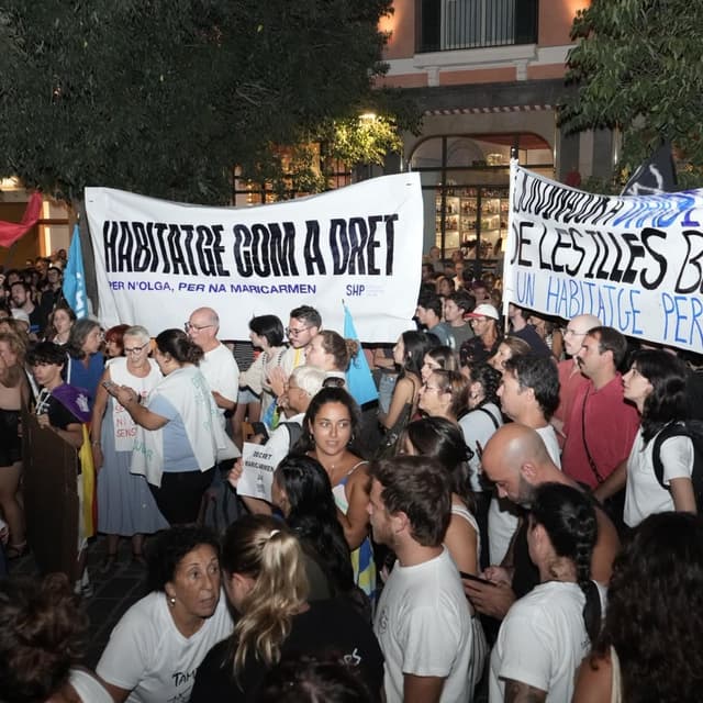Prop de 3.000 persones omplen la plaça de Cort de Palma: "Maricarmen, no estàs tota sola"