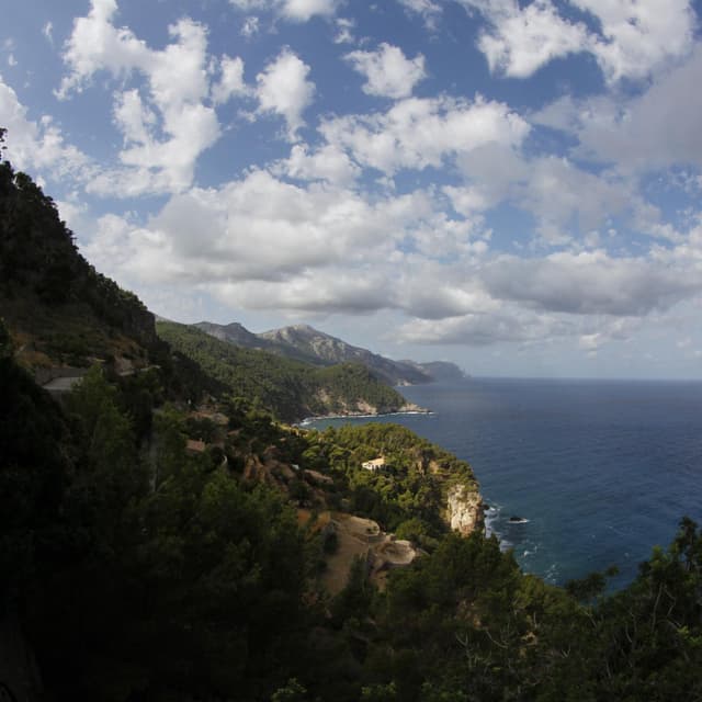 La privatització de la serra de Tramuntana per l'eclipsi: Quan pagar un hotel dona més drets que viure-hi al costat