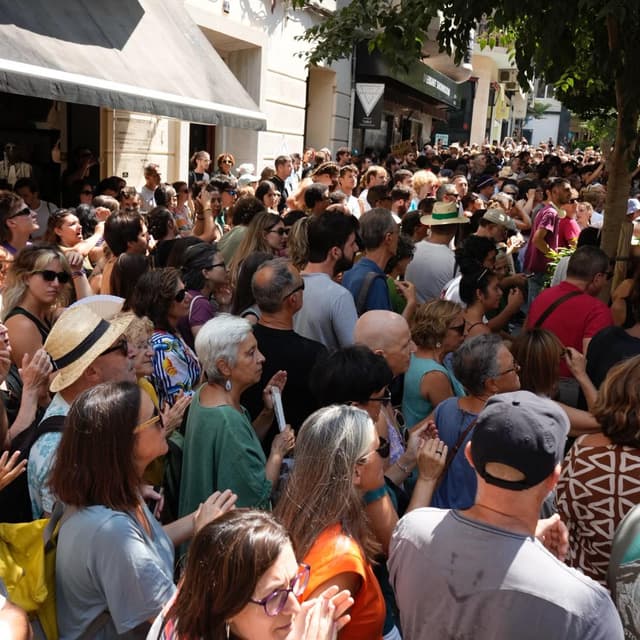 La delegació del govern, blindada davant la protesta contra la violència policial mentre Rodríguez s'amaga