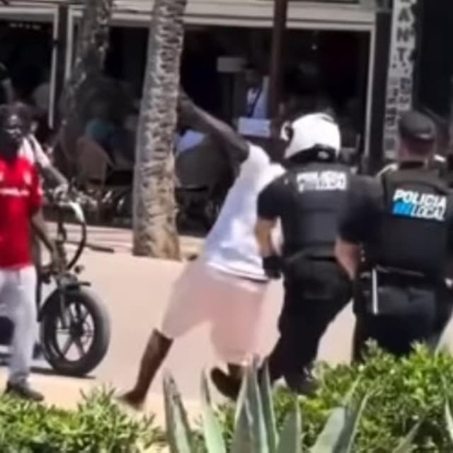 Violència policial a Palma contra migrants: un vídeo mostra cops a una persona reduïda a terra