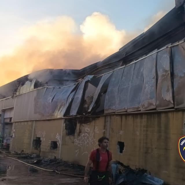 Un incendi crema una nau industrial de Binissalem i n'afecta dues més