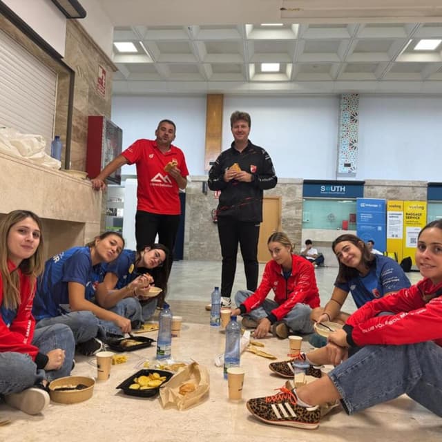 Una setmana atrapades a un aeroport i sense solucions: L'odissea de les jugadores del Club Volei Manacor per tornar a casa
