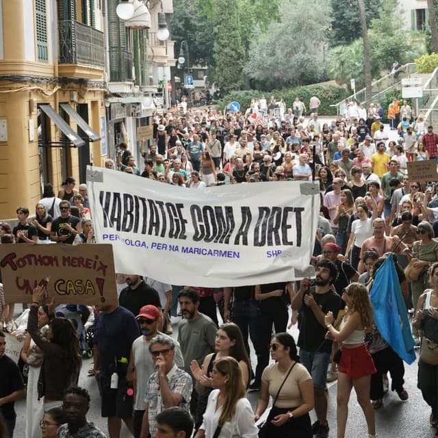 Milers de persones surten als carrers de Palma per l’habitatge al crit de "Fora rendistes dels nostres barris"