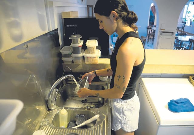 El perill de beure de l’aixeta: 145.000 illencs viuen sense aigua potable