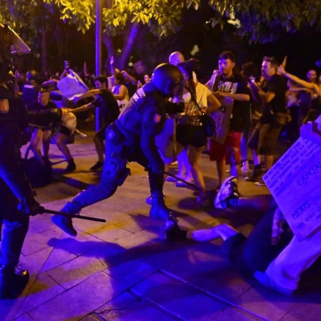 "Tres policies pegaven alhora a un amic i, quan el vaig anar a socórrer, em varen apallissar"