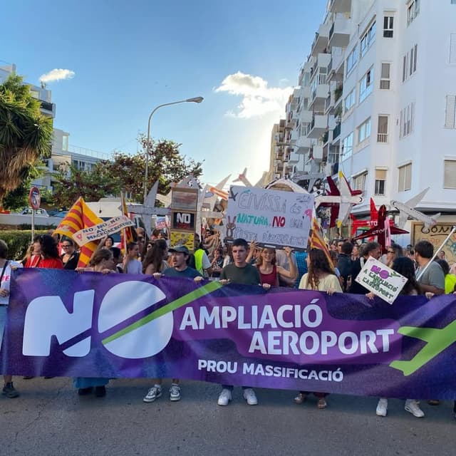 Manifestació històrica a Eivissa contra l'ampliació de l'aeroport