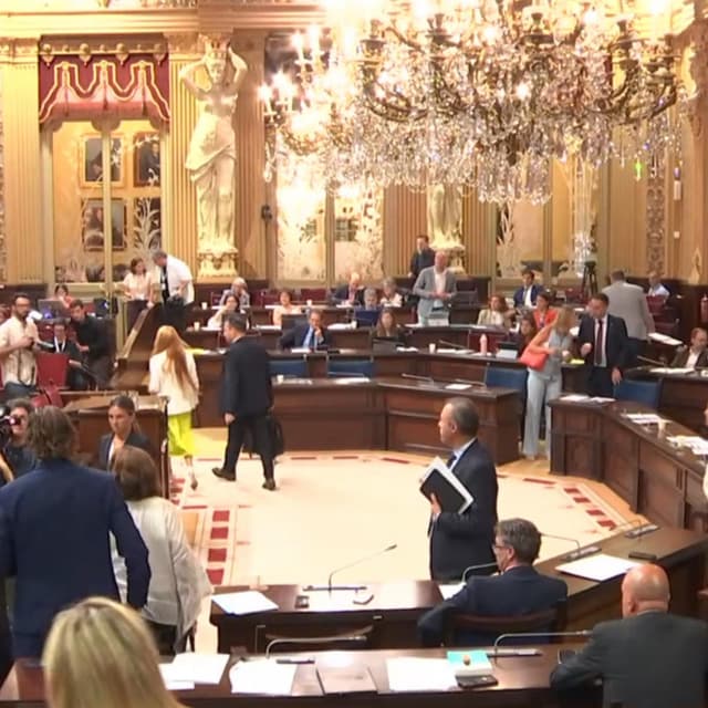 Prohens s'acosta a una dona desnonada al Parlament: "Us estan utilitzant"